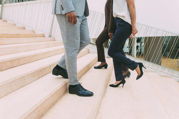 can-men-wear-womens-shoes